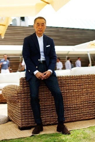 Как носить синий пиджак с темно-синими классическими брюками за 50 лет мужчине: Синий пиджак в паре с темно-синими классическими брюками позволит создать стильный и изысканный лук. Если ты любишь более практичную обувь, останови свой выбор на темно-коричневых замшевых ботинках дезертах.