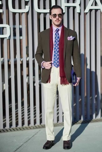 С чем носить белые классические брюки мужчине в деловом стиле: Комбо из оливкового пиджака и белых классических брюк поможет создать стильный классический лук. Очень подходяще здесь будут выглядеть темно-пурпурные кожаные туфли дерби.