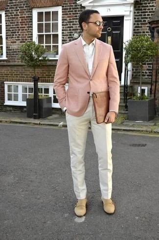 Как носить классические брюки с монками: Сочетание розового пиджака и классических брюк позволит создать эффектный мужской лук. В этот образ очень просто интегрировать пару монок.