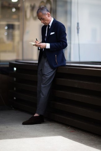 Как носить темно-синий пиджак с коричневыми замшевыми ботинками дезертами в деловом стиле: Любой парень будет выглядеть безупречно в темно-синем пиджаке и серых классических брюках. Этот образ выгодно дополнят коричневые замшевые ботинки дезерты.