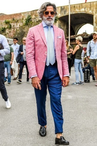 Какие лоферы носить с синими классическими брюками за 60 лет мужчине в теплую погоду в деловом стиле: Розовый льняной пиджак в сочетании с синими классическими брюками позволит реализовать строгий мужской стиль. Если говорить об обуви, лоферы будут хорошим выбором.