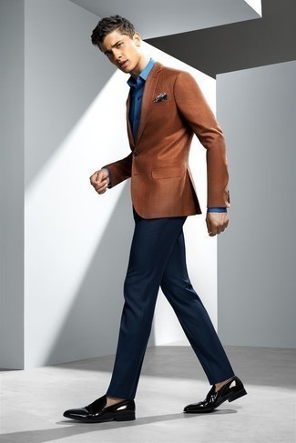 Как носить синюю классическую рубашку с темно-коричневым пиджаком мужчине: Ансамбль из темно-коричневого пиджака и синей классической рубашки смотрится очень привлекательно и элегантно. В сочетании с этим образом наиболее уместно будут выглядеть черные кожаные лоферы.