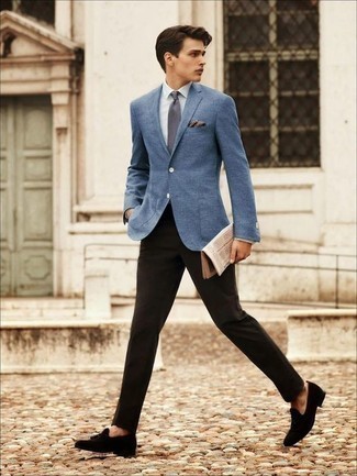 Как носить классические брюки с лоферами с кисточками в 20 лет: Сочетание синего пиджака и классических брюк поможет создать стильный и привлекательный лук. Лоферы с кисточками становятся отличным дополнением к твоему образу.