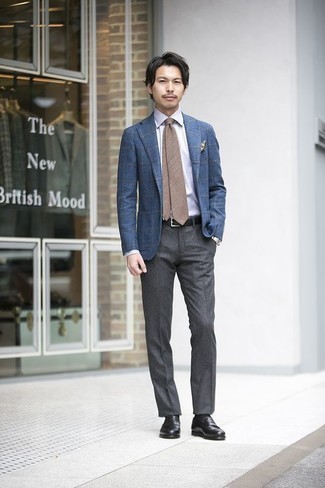С чем носить синий пиджак мужчине в деловом стиле: Синий пиджак и серые классические брюки — неотъемлемые вещи в строгом мужском гардеробе. Черные кожаные лоферы — отличный вариант, чтобы завершить образ.