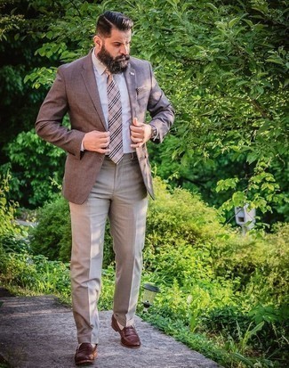 С чем носить светло-коричневый галстук в шотландскую клетку за 40 лет мужчине: Сочетание коричневого пиджака и светло-коричневого галстука в шотландскую клетку — замечательный пример строгого делового стиля. Вместе с этим ансамблем отлично смотрятся коричневые кожаные лоферы.