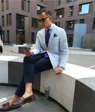 Какие лоферы носить с темно-синими классическими брюками мужчине: Голубой пиджак в паре с темно-синими классическими брюками — отличный пример элегантного стиля. В сочетании с этим луком наиболее гармонично смотрятся лоферы.