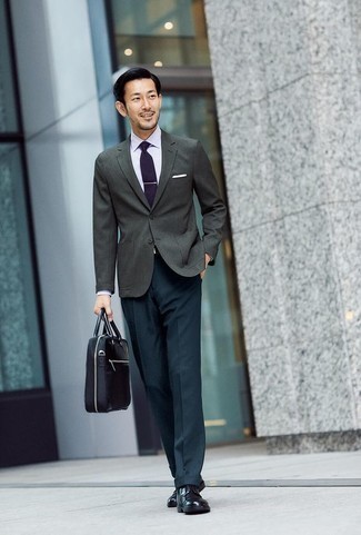 С чем носить пурпурный галстук мужчине лето в деловом стиле: Темно-серый пиджак выглядит прекрасно в сочетании с пурпурным галстуком. Дополни ансамбль черными кожаными туфлями дерби, если не хочешь, чтобы он получился слишком претенциозным. Пережить изнуряющую июльскую жару в таком луке намного проще.