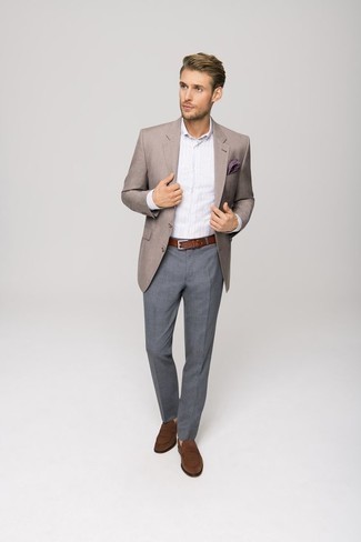 С чем носить фиолетовый нагрудный платок в 30 лет: Если в одежде ты делаешь ставку на удобство и практичность, светло-коричневый пиджак и фиолетовый нагрудный платок — замечательный вариант для модного повседневного мужского образа. Что же до обуви, можешь отдать предпочтение классике и выбрать коричневые замшевые лоферы.
