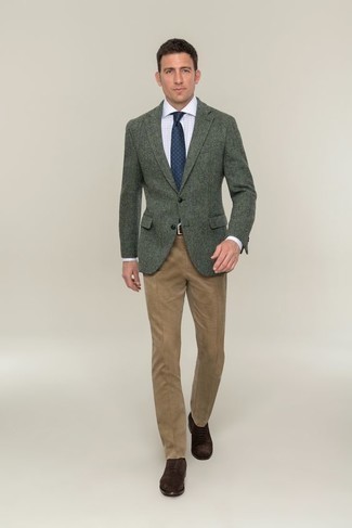 Модный лук: темно-зеленый шерстяной пиджак, голубая классическая рубашка в клетку, светло-коричневые классические брюки, темно-коричневые замшевые оксфорды