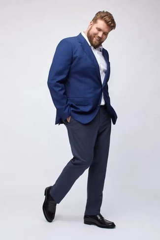 Как носить белую классическую рубашку с синим пиджаком в 30 лет мужчине: Синий пиджак в сочетании с белой классической рубашкой позволит создать эффектный мужской лук. Черные кожаные лоферы становятся отличным завершением твоего ансамбля.