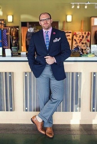 Как носить голубые классические брюки с синим пиджаком мужчине: Синий пиджак смотрится отлично в сочетании с голубыми классическими брюками. Что же до обуви, светло-коричневые кожаные монки с двумя ремешками — наиболее подходящий вариант.