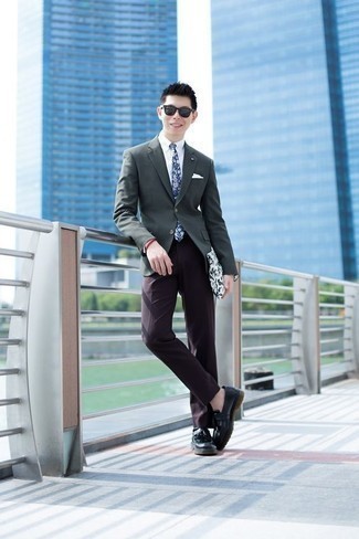 Какие пиджаки носить с черными лоферами с кисточками в 20 лет в деловом стиле: Пиджак и темно-пурпурные классические брюки — идеальный вариант для светского мероприятия. Пара черных лоферов с кисточками свяжет ансамбль воедино.