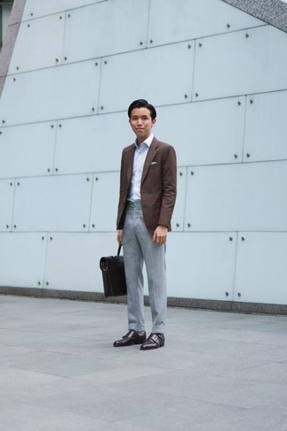 С чем носить темно-коричневые кожаные монки в 20 лет: Коричневый пиджак в сочетании с серыми классическими брюками поможет составить стильный и в то же время изысканный лук. Что касается обуви, темно-коричневые кожаные монки — самый удачный вариант.