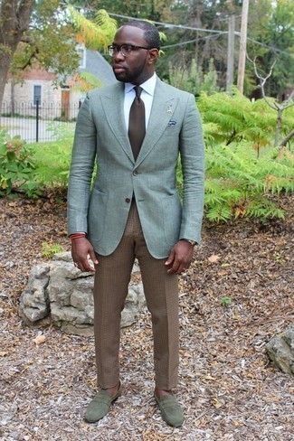 Какие лоферы носить с зеленым пиджаком мужчине: Сочетание зеленого пиджака и светло-коричневых классических брюк в клетку позволит создать эффектный мужской лук. В тандеме с этим ансамблем наиболее удачно выглядят лоферы.