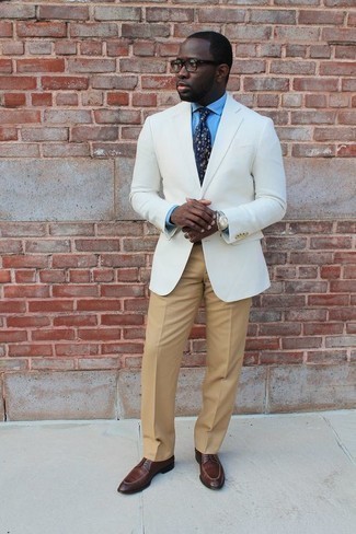 С чем носить темно-синий галстук с цветочным принтом в 30 лет мужчине: Белый пиджак в сочетании с темно-синим галстуком с цветочным принтом поможет создать незабываемый мужской лук. Что до обуви, дополни лук коричневыми кожаными туфлями дерби.