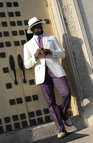 С чем носить фиолетовые брюки мужчине: Сочетание белого пиджака и фиолетовых брюк позволит составить стильный и привлекательный ансамбль. Этот образ обретет новое прочтение в тандеме с бело-черными кожаными оксфордами.