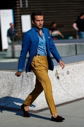 Модный лук: синий пиджак, голубая классическая рубашка, горчичные классические брюки, черные замшевые лоферы с кисточками