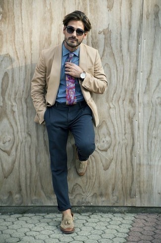 С чем носить пурпурный галстук мужчине в теплую погоду в деловом стиле: Светло-коричневый пиджак в паре с пурпурным галстуком — великолепный пример элегантного мужского стиля. Вместе с этим образом великолепно смотрятся бежевые замшевые лоферы с кисточками.