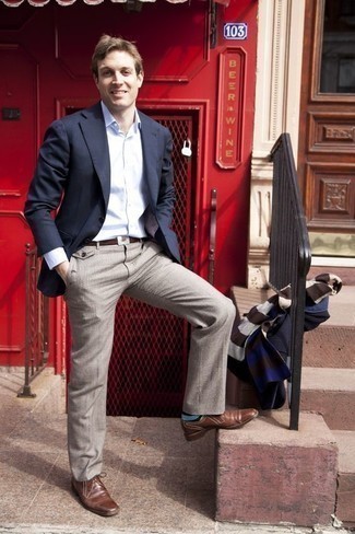 С чем носить темно-синие носки в горизонтальную полоску мужчине: Если день обещает быть сумасшедшим, сочетание темно-синего пиджака и темно-синих носков в горизонтальную полоску позволит создать практичный образ в стиле casual. Боишься выглядеть несолидно? Дополни этот лук коричневыми кожаными туфлями дерби.