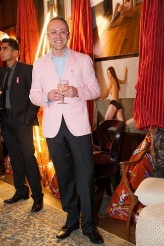 Какие классические рубашки носить с розовым пиджаком мужчине в деловом стиле: Розовый пиджак и классическая рубашка — это один из тех мужских образов, от которого у девушек просто захватывает дух. Черные кожаные лоферы — отличный выбор, чтобы закончить ансамбль.