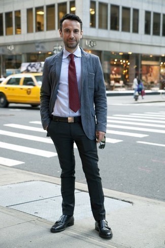 С чем носить темно-красный галстук мужчине: Синий пиджак в сочетании с темно-красным галстуком поможет составить стильный и утонченный лук. Если подобный ансамбль кажется слишком дерзким, сбалансируй его черными кожаными монками с двумя ремешками.