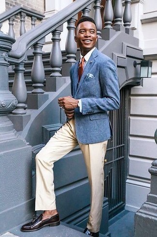Как носить классические брюки с лоферами с кисточками в 20 лет: Синий пиджак и классические брюки помогут создать изысканный мужской образ. В этот ансамбль легко интегрировать пару лоферов с кисточками.