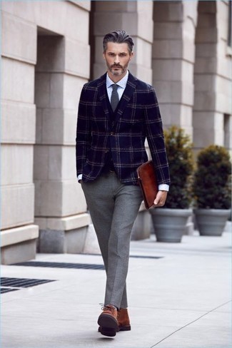 С чем носить серый галстук за 40 лет мужчине в теплую погоду в стиле смарт-кэжуал: Несмотря на то, что это довольно консервативный образ, дуэт темно-синего пиджака в шотландскую клетку и серого галстука всегда будет выбором стильных мужчин, пленяя при этом сердца дам. Что касается обуви, можешь отдать предпочтение практичности и надеть коричневые замшевые ботинки дезерты.