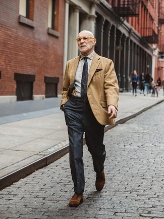 Как носить серые классические брюки с серой классической рубашкой за 60 лет мужчине в деловом стиле: Несмотря на то, что это довольно-таки сдержанный ансамбль, сочетание серой классической рубашки и серых классических брюк всегда будет нравиться джентльменам, неминуемо пленяя при этом сердца барышень. В сочетании с этим образом наиболее удачно выглядят коричневые замшевые оксфорды.