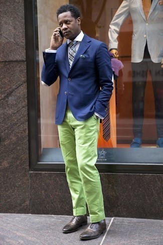 С чем носить зеленый нагрудный платок в горошек: Стильное сочетание синего пиджака и зеленого нагрудного платка в горошек подходит для тех случаев, когда комфорт превыше всего. Коричневые кожаные броги добавят образу немного консерватизма.