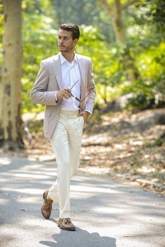 С чем носить светло-коричневую обувь в 20 лет мужчине: Бежевый пиджак в сочетании с бежевыми классическими брюками поможет создать модный и мужественный ансамбль. Что до обуви, дополни лук светло-коричневыми кожаными лоферами с кисточками.
