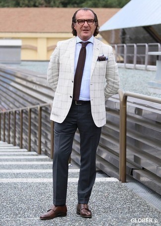 Как носить серые классические брюки с коричневыми кожаными монками за 50 лет: Белый пиджак в шотландскую клетку и серые классические брюки — беспроигрышный вариант для мероприятия в фешенебельном заведении. Коричневые кожаные монки гармонично дополнят этот образ.