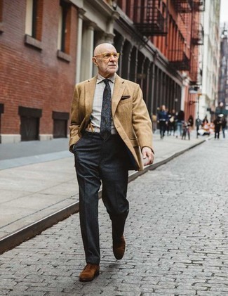 Какие классические брюки носить с серой классической рубашкой за 60 лет мужчине в деловом стиле: Сочетание серой классической рубашки и классических брюк выглядит очень мужественно и элегантно. Весьма недурно здесь будут выглядеть коричневые замшевые оксфорды.