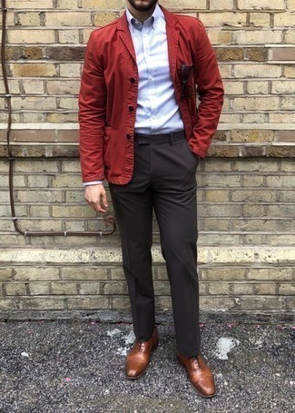 С чем носить красный пиджак в 30 лет мужчине: Любой джентльмен будет выглядеть с иголочки в красном пиджаке и темно-серых классических брюках. Если говорить об обуви, коричневые кожаные оксфорды будут отличным выбором.