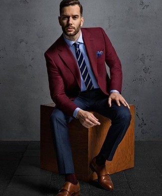 С чем носить темно-сине-красный галстук в горизонтальную полоску мужчине: Темно-красный пиджак в паре с темно-сине-красным галстуком в горизонтальную полоску поможет воссоздать строгий деловой стиль. Коричневые кожаные монки с двумя ремешками станут превосходным завершением твоего ансамбля.