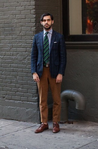 С чем носить темно-зеленые носки в горизонтальную полоску мужчине в деловом стиле: Темно-синий пиджак в клетку и темно-зеленые носки в горизонтальную полоску — замечательное решение для парней, которые никогда не сидят на месте. Этот лук легко получает свежее прочтение в паре с коричневыми кожаными туфлями дерби.