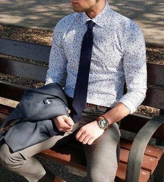 Какие классические рубашки носить с серыми классическими брюками мужчине в теплую погоду: Любой мужчина будет выглядеть образцово-показательно в классической рубашке и серых классических брюках.