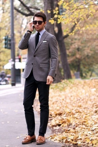 С чем носить серый пиджак мужчине: Серый пиджак в паре с черными классическими брюками позволит создать эффектный мужской образ. В качестве дополнения к луку здесь просятся светло-коричневые кожаные лоферы с кисточками.