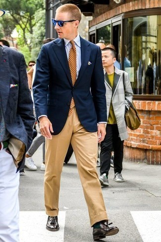 Какие лоферы носить с светло-коричневыми классическими брюками мужчине в деловом стиле: Сочетание темно-синего пиджака и светло-коричневых классических брюк позволит реализовать строгий мужской стиль. Очень уместно здесь будут смотреться лоферы.