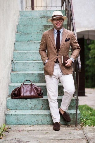 С чем носить темно-красную сумку за 40 лет мужчине в деловом стиле: Если в одежде ты ценишь удобство и функциональность, светло-коричневый пиджак и темно-красная сумка — великолепный выбор для стильного повседневного мужского лука. И почему бы не привнести в повседневный образ толику стильной строгости с помощью темно-коричневых замшевых лоферов?