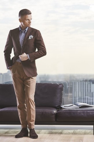 С чем носить темно-коричневые замшевые оксфорды: Сочетание коричневого пиджака и светло-коричневых классических брюк — замечательный пример строгого делового стиля. Если говорить об обуви, темно-коричневые замшевые оксфорды являются замечательным выбором.
