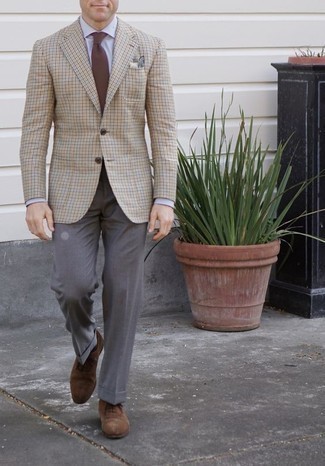 Модный лук: бежевый пиджак в клетку, белая классическая рубашка, серые классические брюки, коричневые замшевые оксфорды