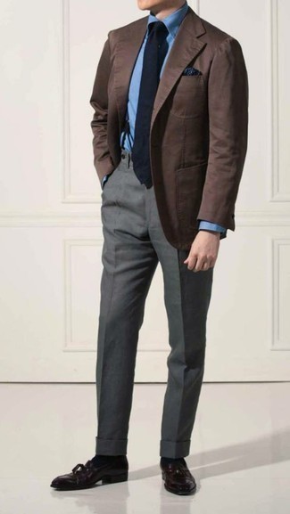 Как носить синюю классическую рубашку с темно-коричневым пиджаком мужчине: Темно-коричневый пиджак и синяя классическая рубашка — хороший пример элегантного стиля в одежде. И почему бы не привнести в этот лук на каждый день немного стильной строгости с помощью темно-пурпурных кожаных лоферов с кисточками?