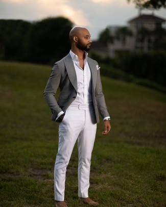 Как носить белую классическую рубашку с серым пиджаком мужчине: Серый пиджак и белая классическая рубашка — отличный выбор для выхода в свет. Коричневые замшевые ботинки челси — прекрасный выбор, чтобы завершить лук.