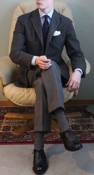 С чем носить темно-серый пиджак в шотландскую клетку в 20 лет мужчине: Темно-серый пиджак в шотландскую клетку в паре с серыми классическими брюками поможет создать эффектный мужской лук. Такой лук получит свежее прочтение в тандеме с черными кожаными оксфордами.