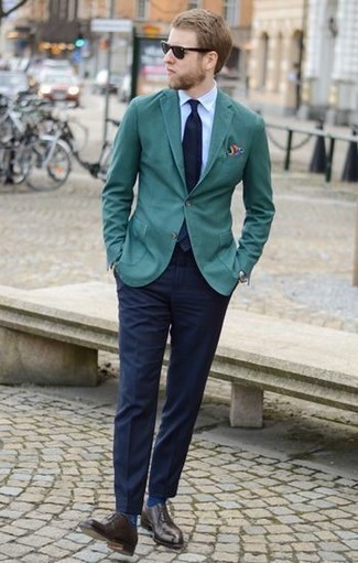 Какие оксфорды носить с темно-зеленым пиджаком: Комбо из темно-зеленого пиджака и темно-синих классических брюк позволит создать модный и утонченный лук. Оксфорды станут хорошим завершением твоего образа.