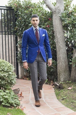 Как носить синий пиджак с серыми классическими брюками мужчине: Синий пиджак в сочетании с серыми классическими брюками поможет создать модный классический образ. Великолепно сюда подойдут коричневые замшевые оксфорды.