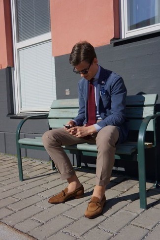 С чем носить светло-коричневые замшевые лоферы в 20 лет мужчине: Темно-синий пиджак в сочетании со светло-коричневыми классическими брюками — воплощение делового городского стиля. В сочетании с этим луком прекрасно будут смотреться светло-коричневые замшевые лоферы.