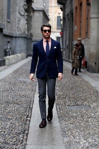 С чем носить темно-синий галстук в горошек в 30 лет мужчине: Темно-синий пиджак в паре с темно-синим галстуком в горошек позволит создать стильный и привлекательный лук. Вкупе с этим образом прекрасно смотрятся темно-коричневые кожаные лоферы с кисточками.