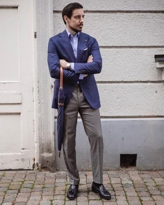 Какие лоферы носить с синим пиджаком мужчине: Комбо из синего пиджака и серых классических брюк позволит создать стильный и в то же время изысканный образ. Вместе с этим луком удачно будут смотреться лоферы.