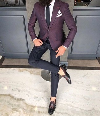 С чем носить черные классические брюки мужчине в деловом стиле: Для воплощения изысканного мужского вечернего образа чудесно подойдет темно-пурпурный пиджак и черные классические брюки. В качестве обуви сюда просятся темно-красные кожаные монки.
